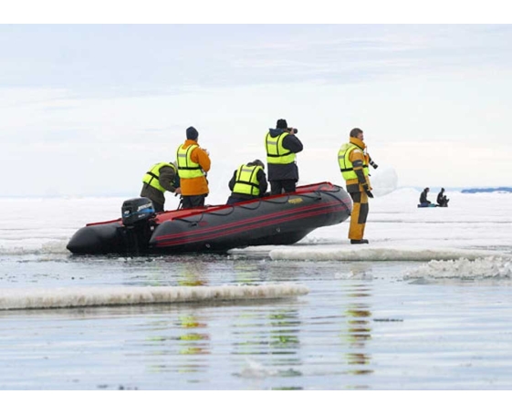 Надувная лодка Мнев Admiral ADM-610 (черный)