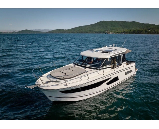 Катер Jeanneau Merry Fisher 1095 с моторами 300 л. с.