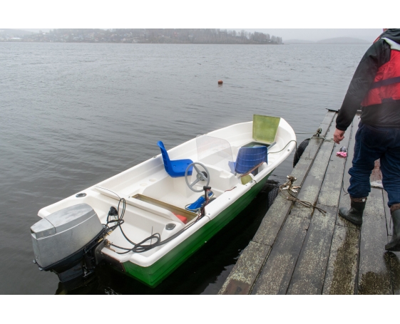 Корпусная лодка Виза-Яхт ВИЗА Легант-427 с консолью (стандарт/нерж/с рундуками) Белый цвет